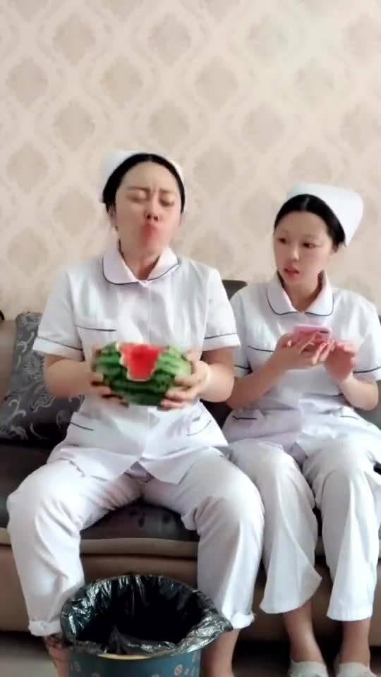 潮州护士吃瓜,网络热议背后的人文关怀